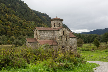 Obraz premium Old, abandoned temple in the Caucasus.
