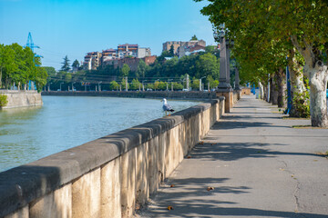 Obraz premium the picturesque Kura river and embankment in the city of Tbilisi