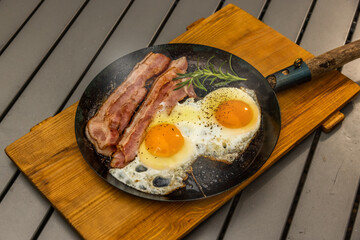 キャンプで目玉焼き　fried egg on a bonfire