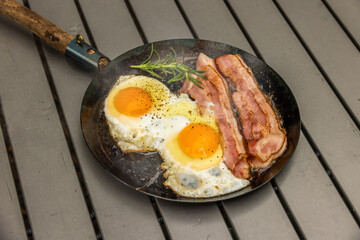 キャンプで目玉焼き　fried egg on a bonfire