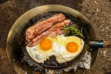 キャンプで目玉焼き　fried egg on a bonfire