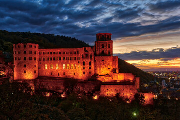 Das historische Schloss in Heidelberg bei Sonnenuntergang © hespasoft