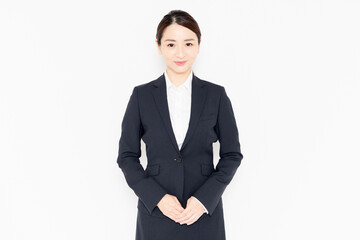 白背景の前に立っているビジネスウーマン