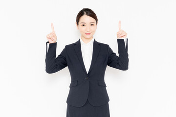 ポイントを指し示すビジネスウーマン