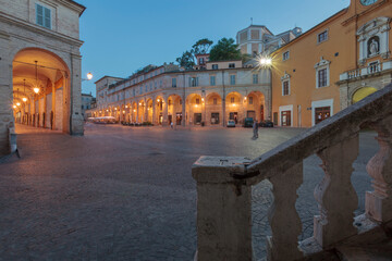 Fermo, Marche. Portici di Piazza del Popolo al crepuscolo.