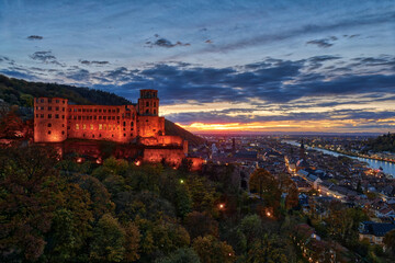 Fototapeta na wymiar Historisches Schloss und Altstadt in Heidelberg bei Sonnenuntergang