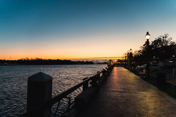 Fototapeta premium beautiful sunrise on riverwalk in savannah georgia.
