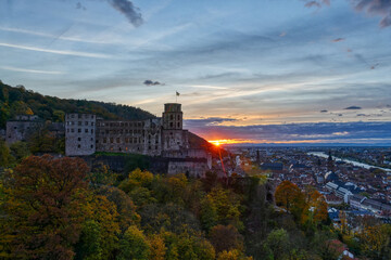 Fototapeta na wymiar Sonnenuntergang über Heidelberg und dem historischen Schloss