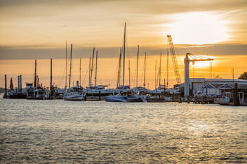 Hafen von Arnis bei Kappeln an der Schlei im Sonnenuntergang im Oktober 2021