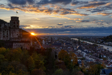 Fototapeta na wymiar Sonnenuntergang über der Altstadt und dem historischen Schloss