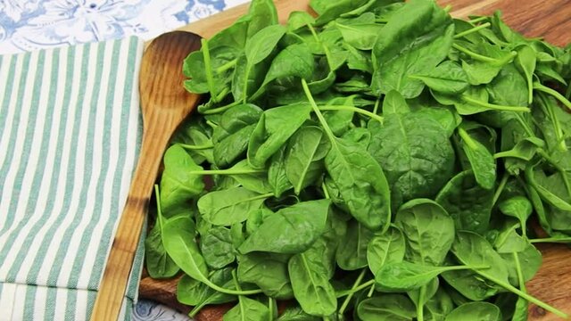 tas d'&eacute;pinards frais sur une table