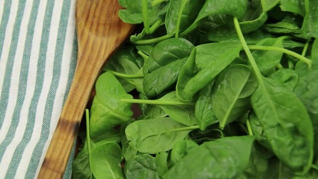 tas d'&eacute;pinards frais sur une table