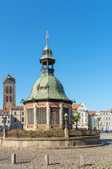 Die Wismarer Wasserkunst auf dem Marktplatz der Hansestadt Wismar, Mecklenburg-Vorpommern