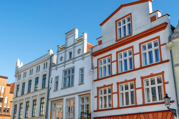 Fototapeta na wymiar Historische Häuserzeile am Marktplatz von Wismar, Mecklenburg-Vorpommern