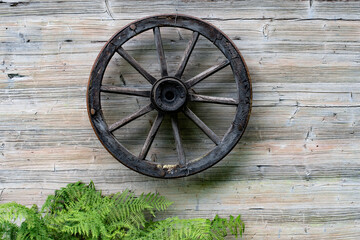 Obraz premium old wooden wheel