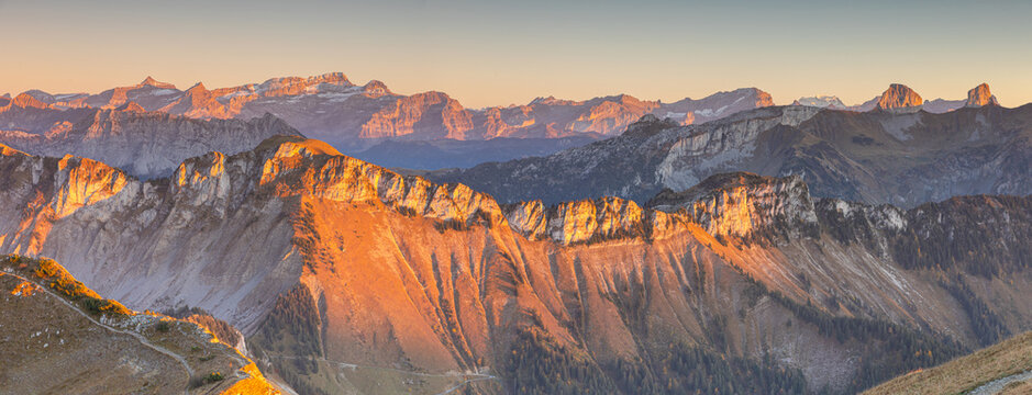 Alpes bernoises au coucher du soleil en Suisse