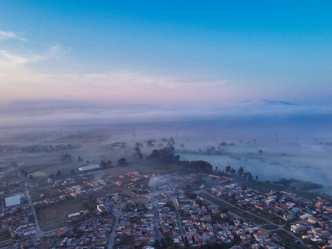 Niebla ciudad aérea © DronesToSky