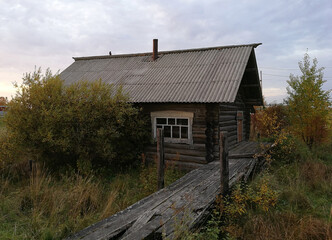 Fototapeta na wymiar Old wooden house