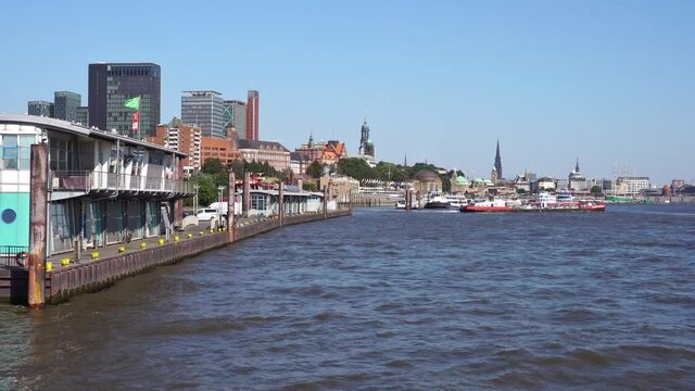 Elbe bei Hamburg vom Schiff - Hamburger Hafen