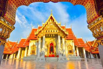 Mooie Wat Benchamabophit of de marmeren tempel. Een majestueuze boeddhistische tempel. Bangkok, Thailand