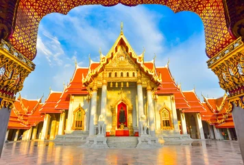 Fotobehang Mooie Wat Benchamabophit of de marmeren tempel. Een majestueuze boeddhistische tempel. Bangkok, Thailand © Photo_J