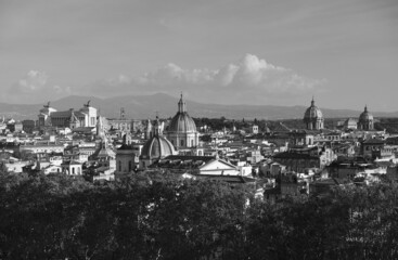Altstadt von Rome mit seinen vielen Kirchen und den Bergen im Hintergrund in schwarz/weiss