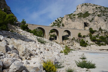Fototapeta na wymiar old stone railway bridge in the cliffs of the calanque on the mediterranee france