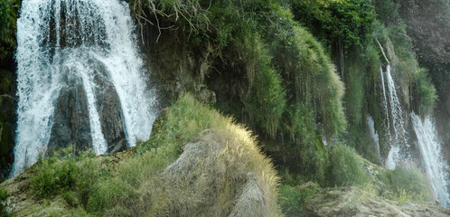 Wodospady w otoczeniu bujnej roślinności panorama - obrazy, fototapety, plakaty