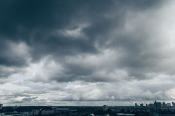 Fototapeta na wymiar Cumulonimbus clouds over the city