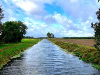 Fluss Ems durchfließt angrenzende Felder bei Greffen im Herbst, Brambrückenweg, Emsaue,...