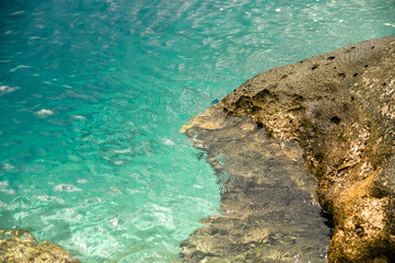 Błękitna lazurowa laguna woda opływająca jasne skały ujęcie z góry