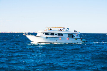 Fototapeta na wymiar A small ship with tourists floats on the sea Red sea. Egypt