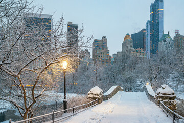 Gapstow Bridge in Central Park after snow storm - obrazy, fototapety, plakaty