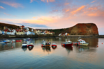 Moored Boats in a Harbour at Sunrise, Staithes, North Yorkshire, England, UK. - obrazy, fototapety, plakaty