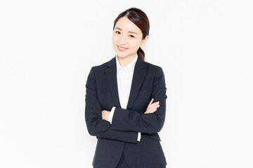 腕を組んでいる笑顔のビジネスウーマン