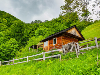 Fototapeta na wymiar old wooden house, Buila Vanturarita Mountains, Romania 