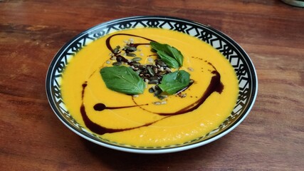 K&uuml;rbissuppe mit Balsamico und Pinienkernen