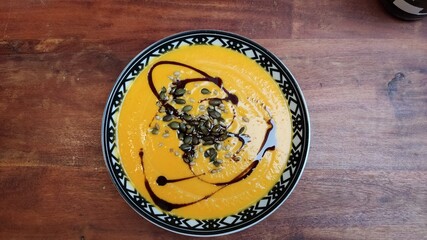 K&uuml;rbissuppe mit Balsamico und Pinienkernen