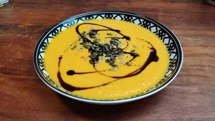 Kürbissuppe mit Balsamico und Pinienkernen