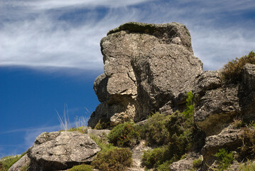 Rochedo no topo de uma montanha com forma de cabeça de robô, aventura, viagem, imaginação, caminhada, trilho