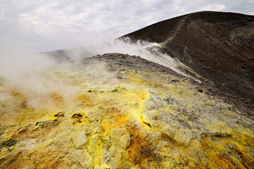 Fumerolles sur le chemin du cratère à Vulcano en Sicile, archipel des îles Éoliennes, Italie