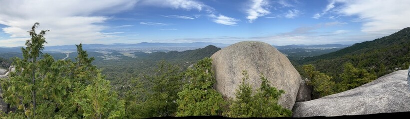 ゴツゴツした岩のパノラマの景色