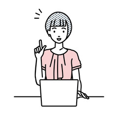 デスクで座ってPCを開いて何かひらめいたオフィスカジュアルの女性