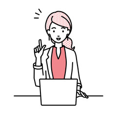 デスクで座ってPCを開いて何かひらめいたジャケットの女性