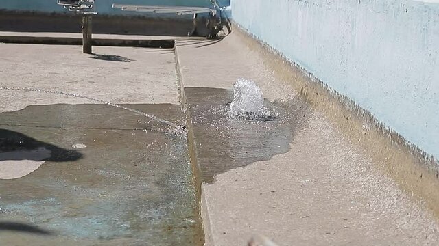 Escape de  agua de la fuente en parque publico en plaza de la cultura santo domingo. Fuente vacia abandonada. 