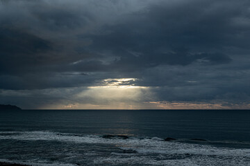 日の出、分厚い雲、水平線