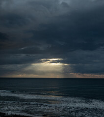 日の出、分厚い雲、水平線