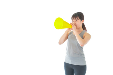 スポーツの応援をする若い女性