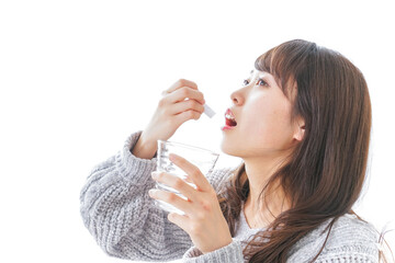 粉薬を服用する女性