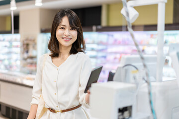 セルフレジ・電子マネー決済をする若い女性